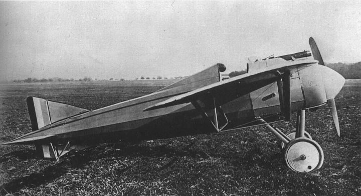 Самолет Моран Тип АС был вооружен синхронным пулеметом «Виккерс» винтовочного калибра 